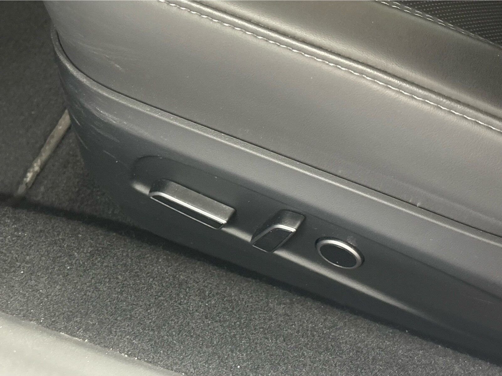 Hvid Tesla Model 3 fra 2024