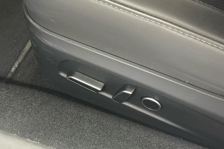 Hvid Tesla Model 3 fra 2024