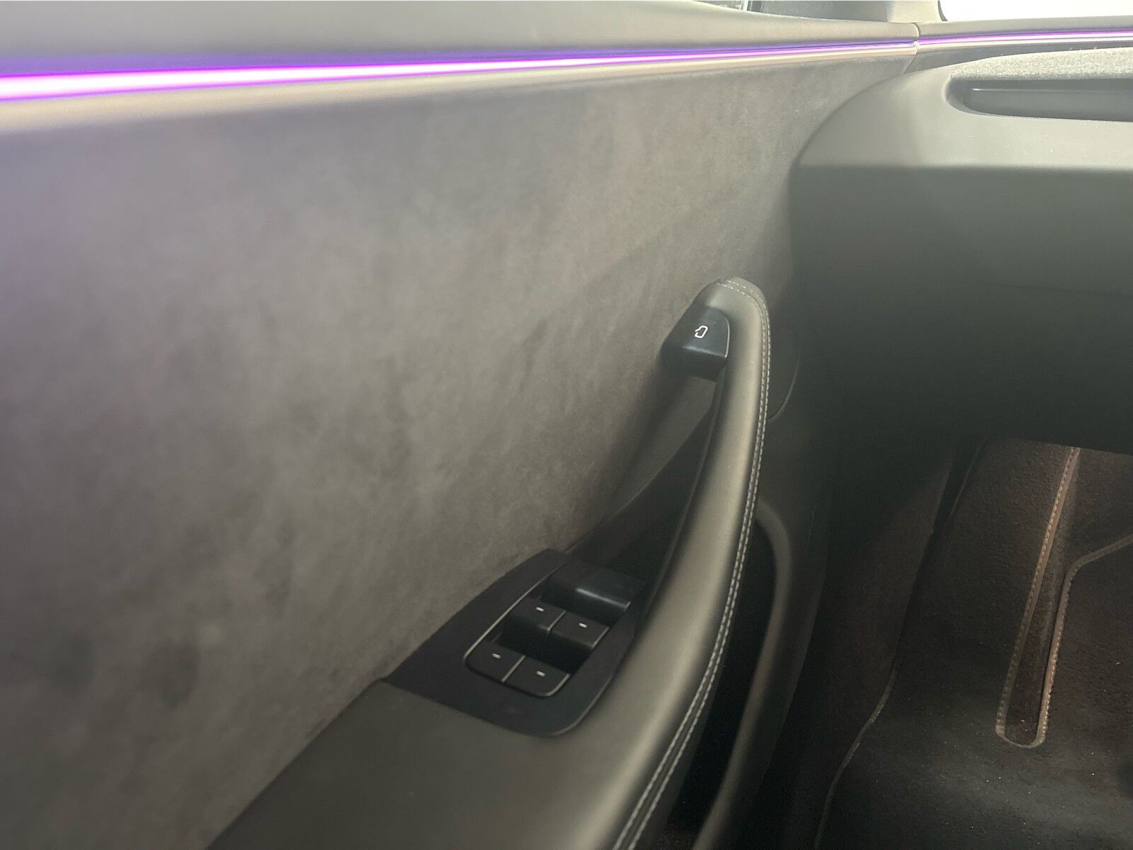 Hvid Tesla Model 3 fra 2024