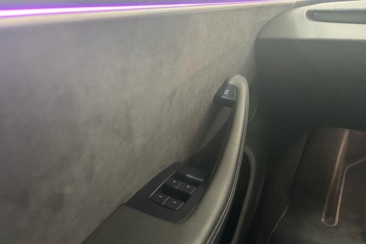 Hvid Tesla Model 3 fra 2024