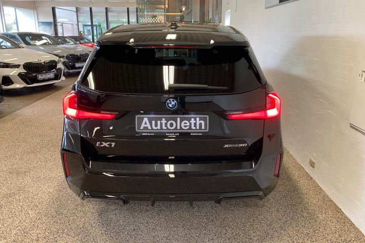 Sort BMW iX1 fra 2025