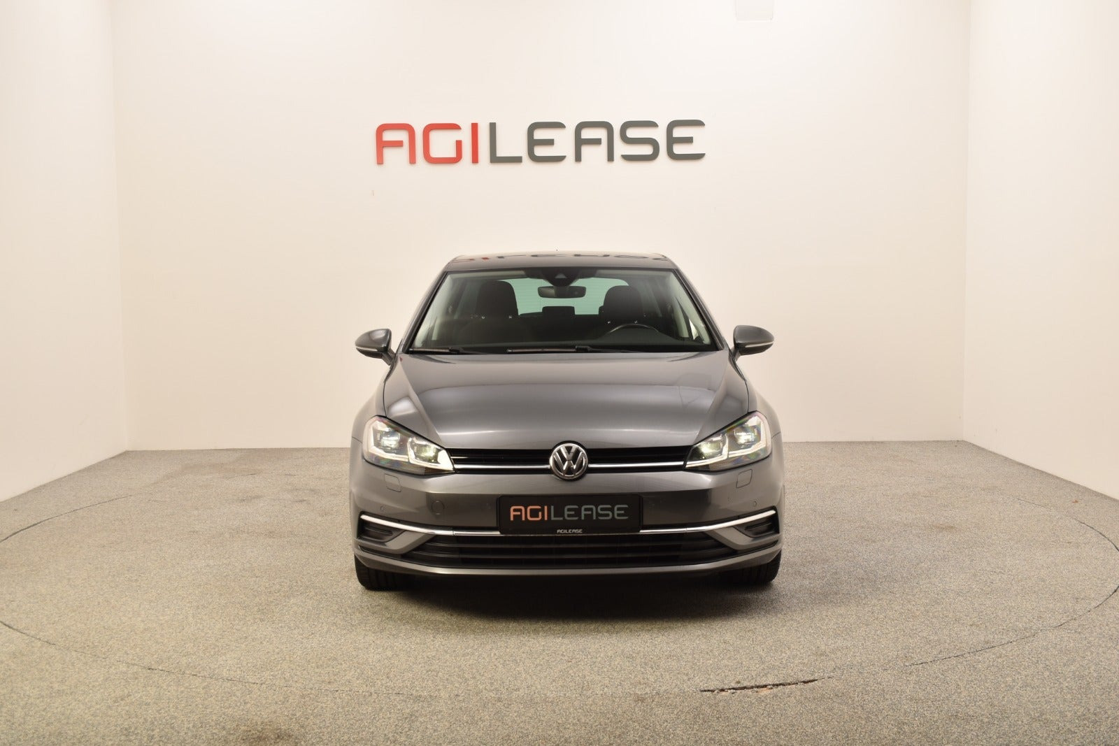 Grå VW Golf VII fra 2018