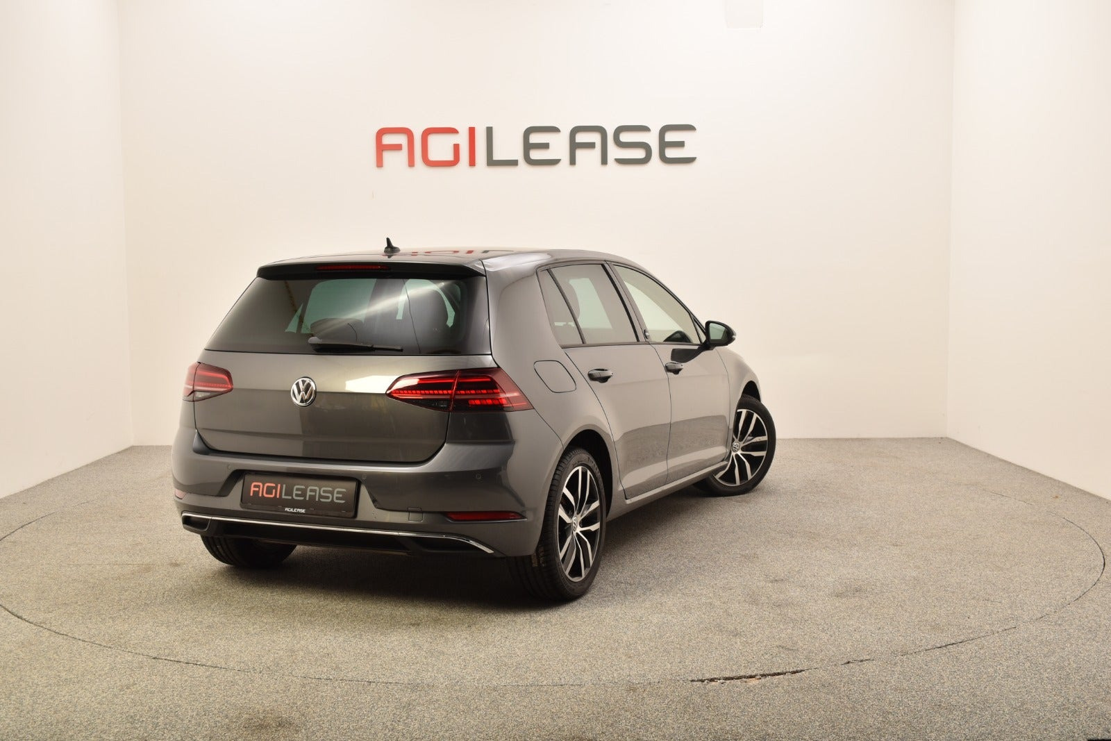 Grå VW Golf VII fra 2018