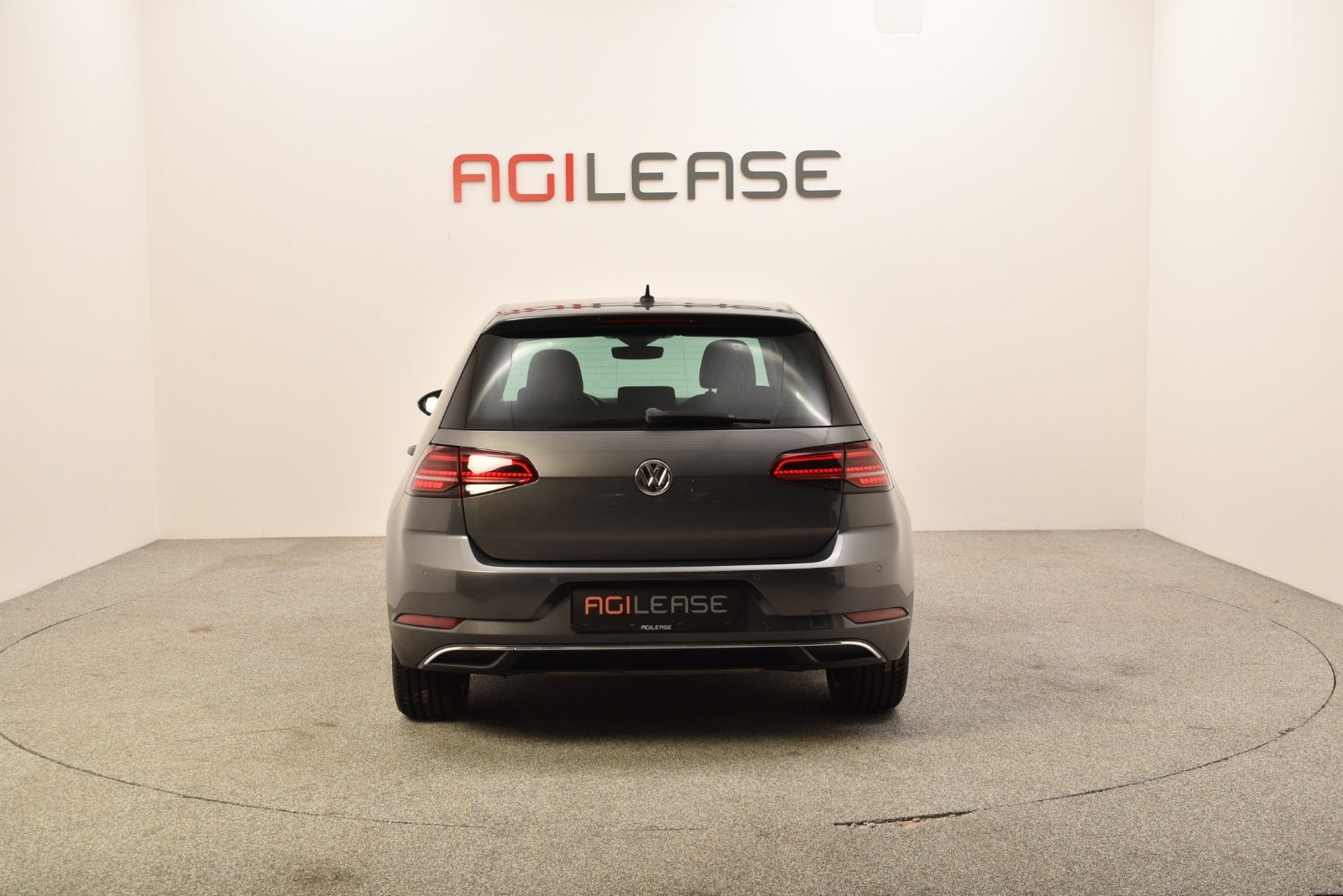 Grå VW Golf VII fra 2018