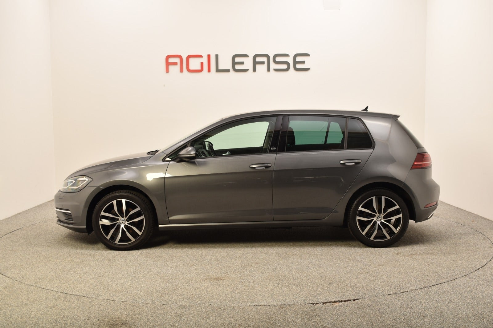 Grå VW Golf VII fra 2018