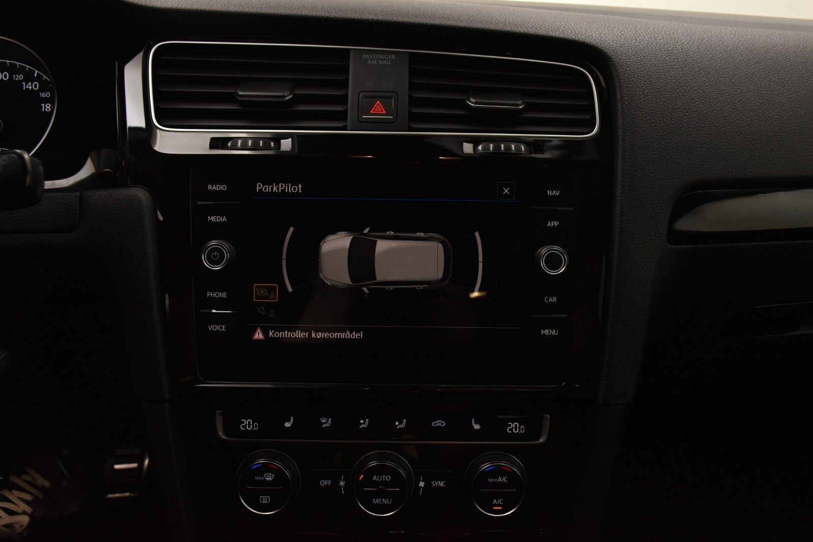 Grå VW Golf VII fra 2018