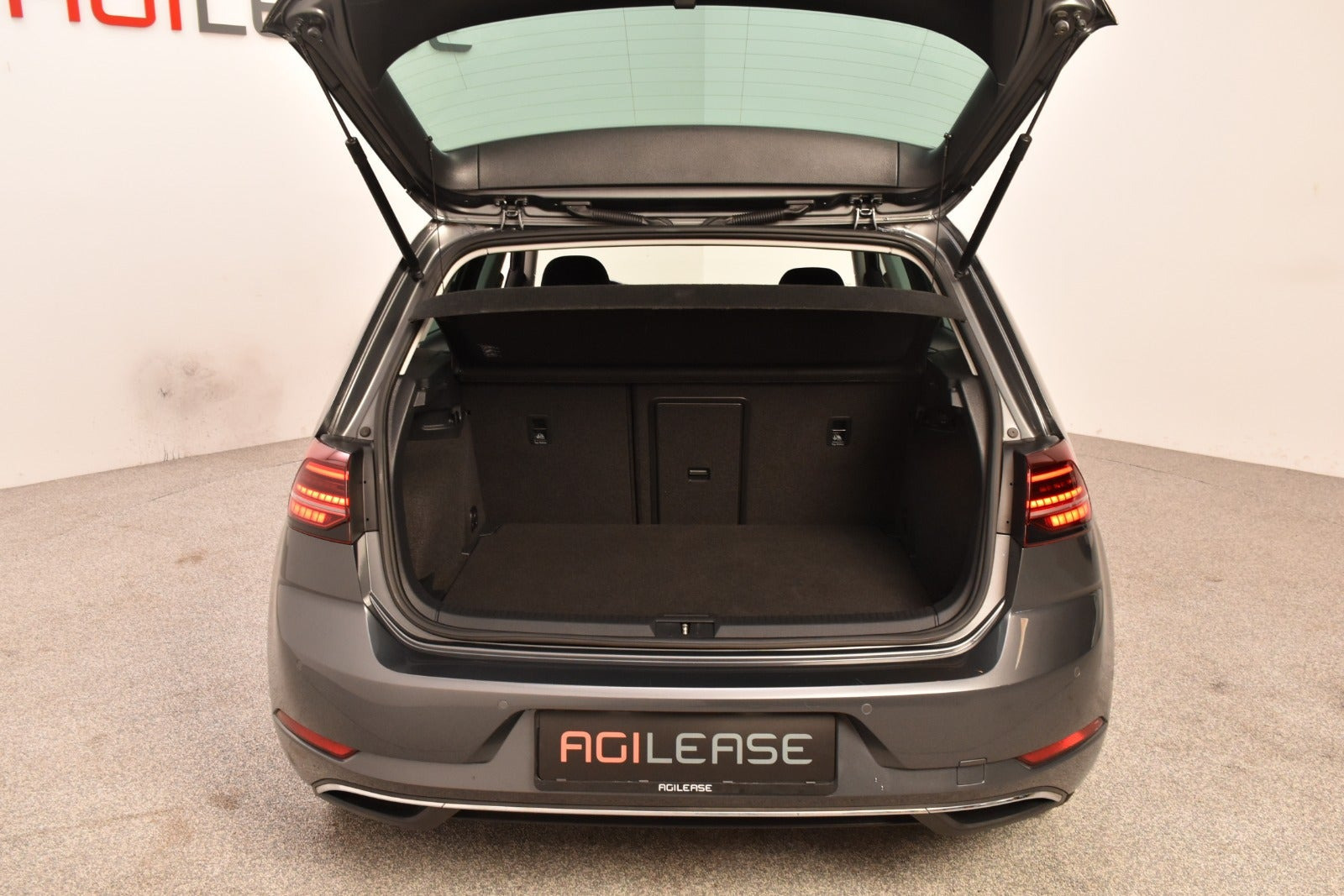 Grå VW Golf VII fra 2018