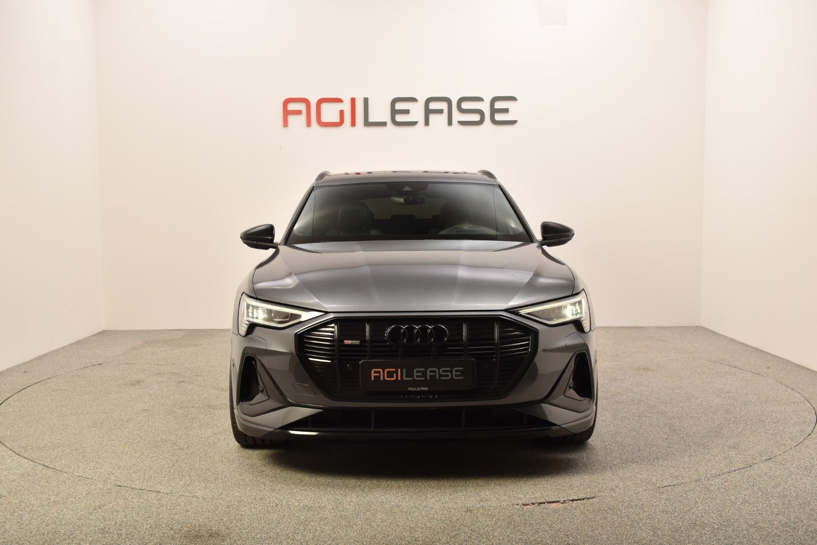 Grå Audi e-tron fra 2020