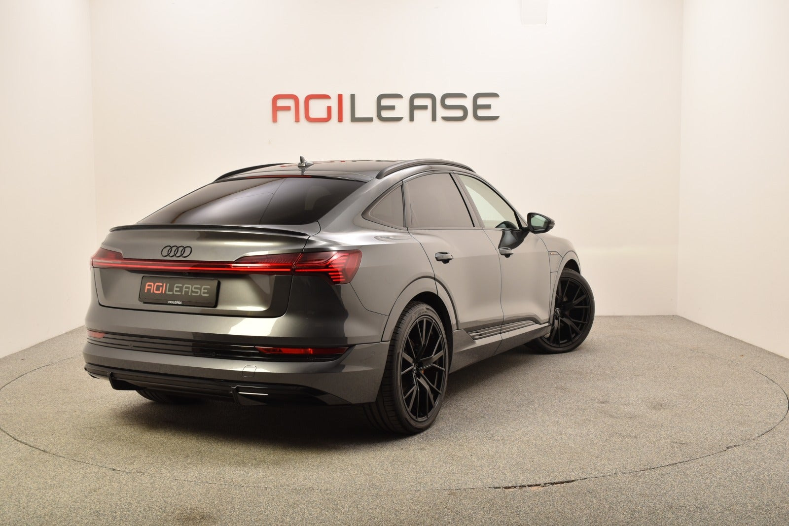 Grå Audi e-tron fra 2020