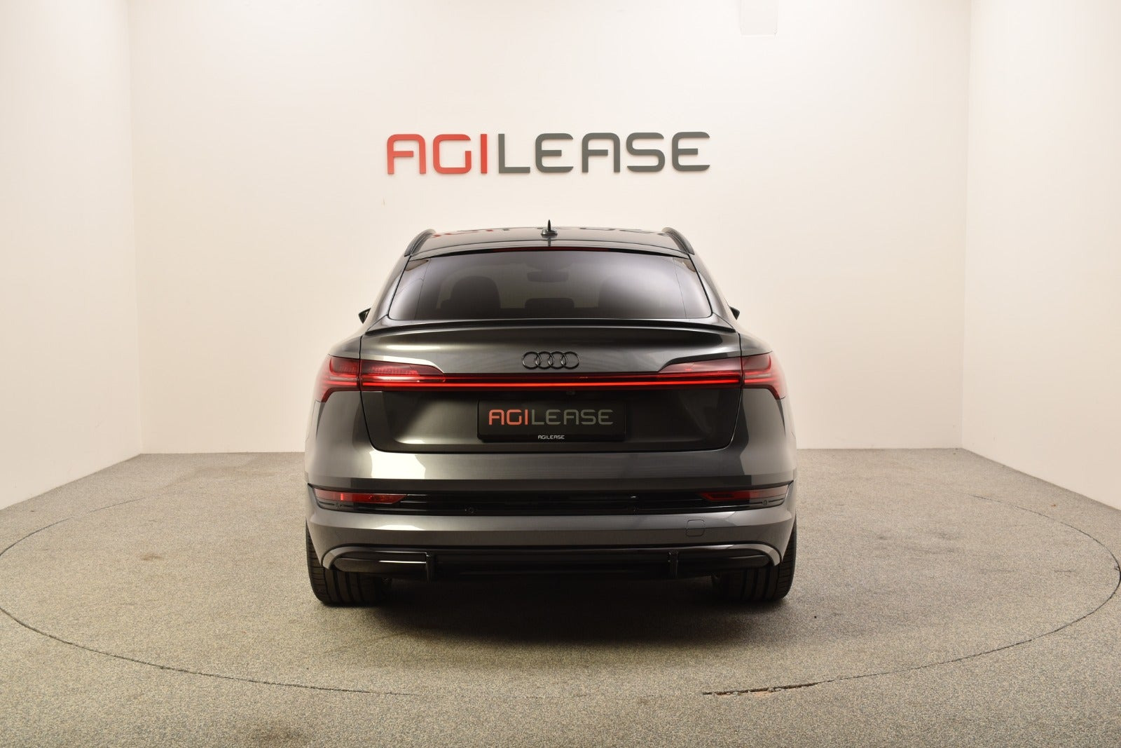 Grå Audi e-tron fra 2020