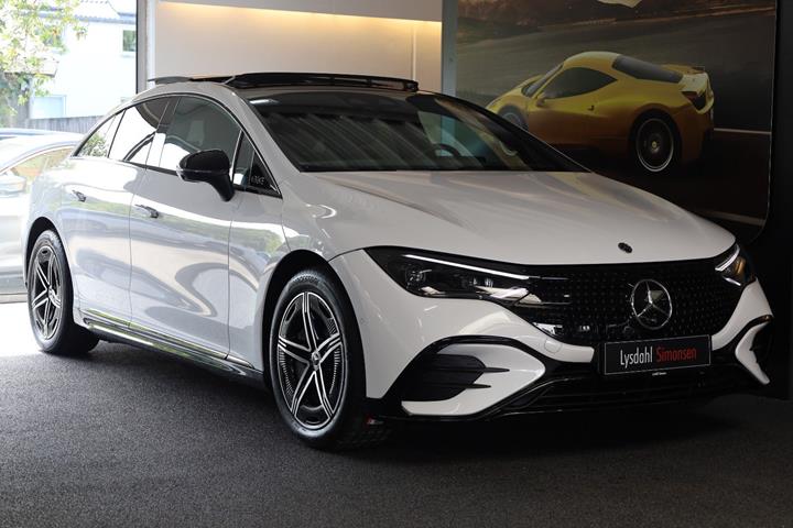 Hvid Mercedes EQE350 fra 2023 set udefra