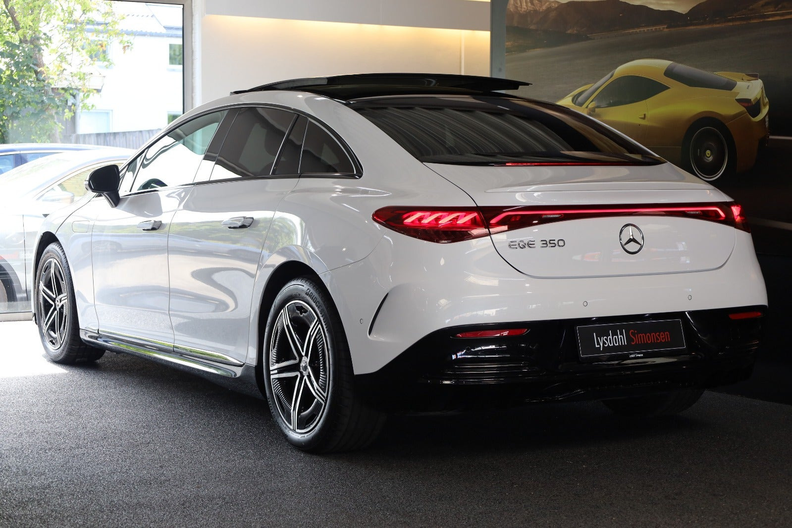 Hvid Mercedes EQE350 fra 2023