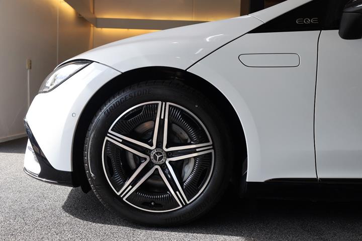 Hvid Mercedes EQE350 fra 2023