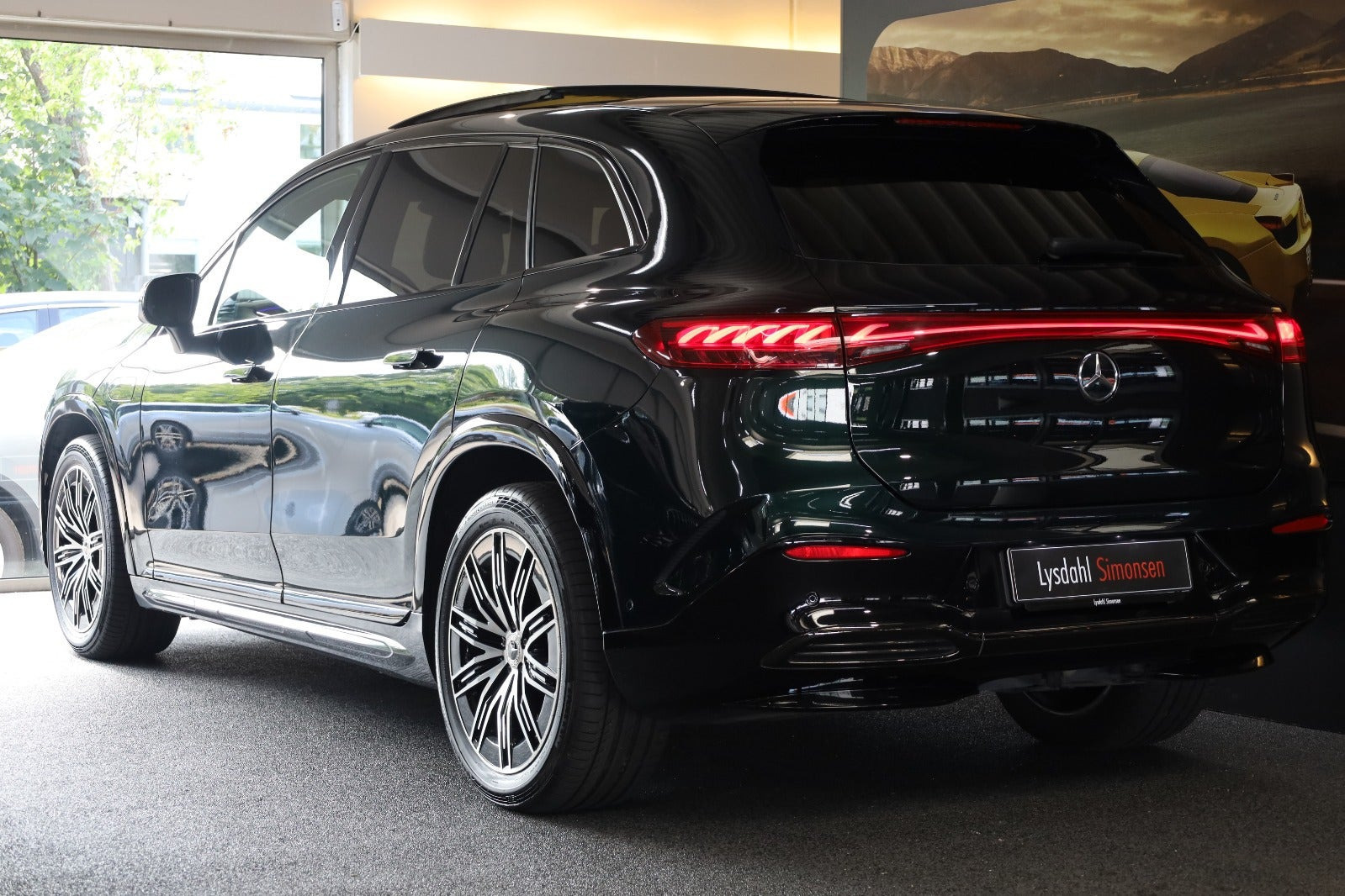 Grøn Mercedes EQS450 SUV fra 2024
