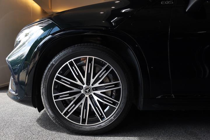 Grøn Mercedes EQS450 SUV fra 2024