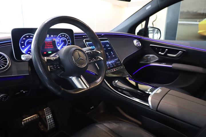 Grøn Mercedes EQS450 SUV fra 2024