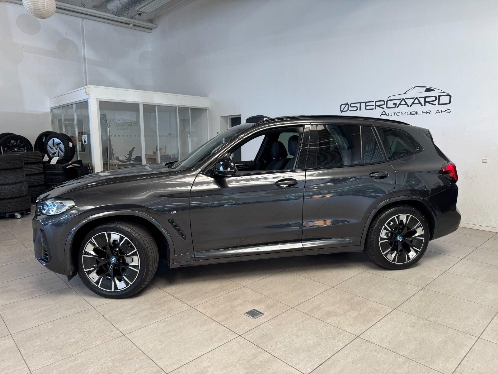 Grå BMW iX3 fra 2024