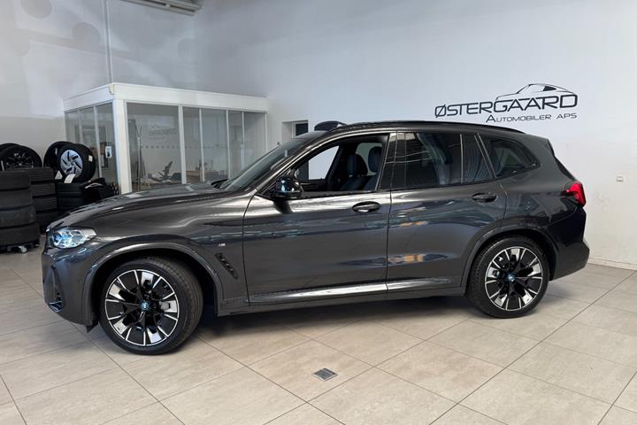 Grå BMW iX3 fra 2024