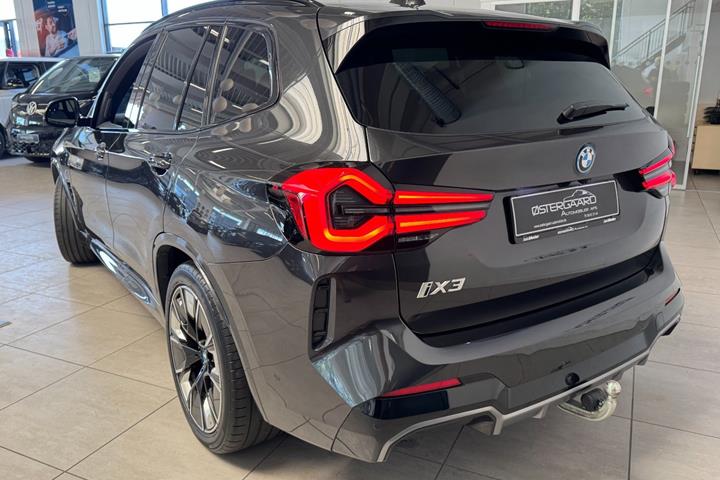 Grå BMW iX3 fra 2024