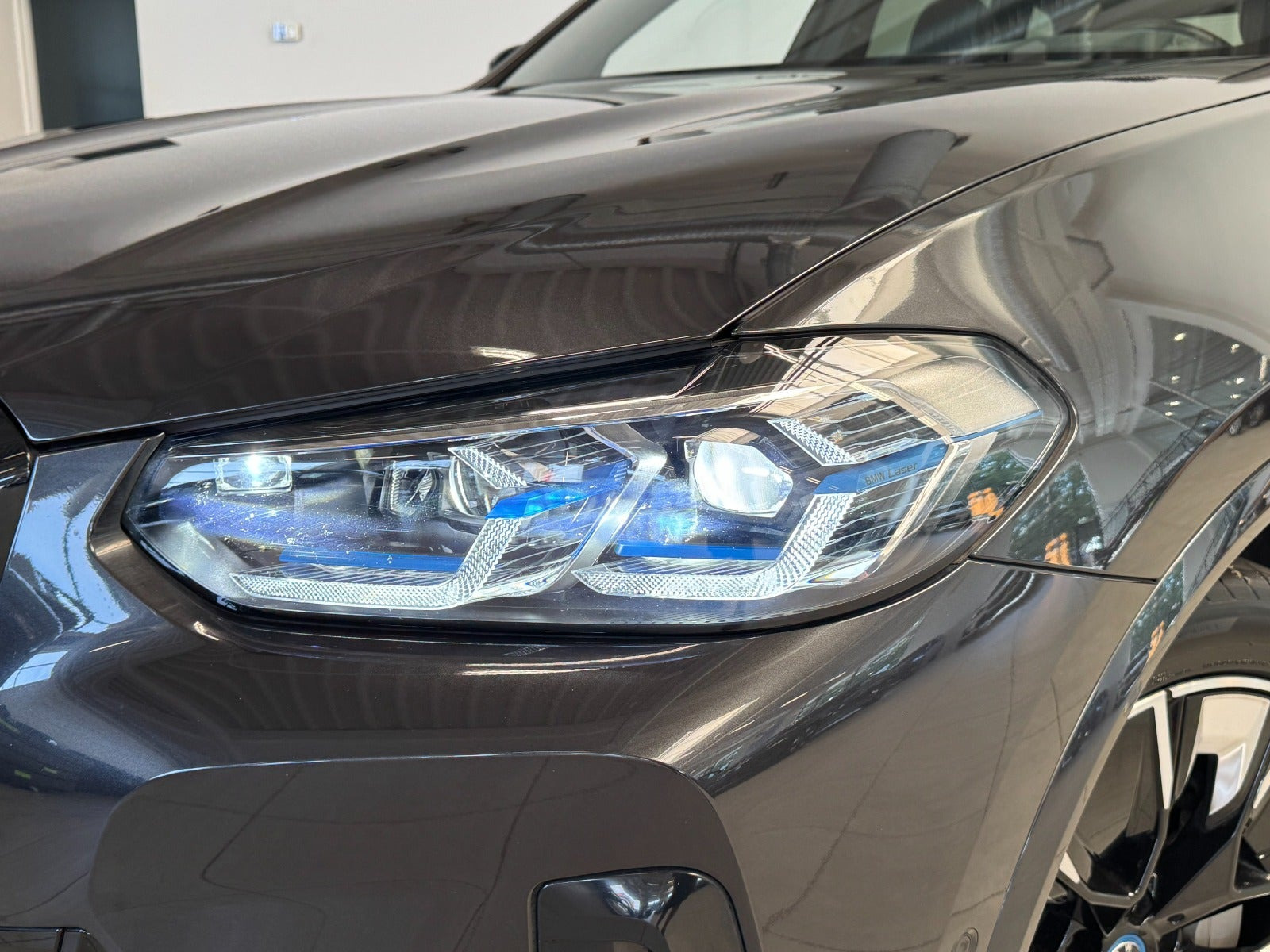Grå BMW iX3 fra 2024