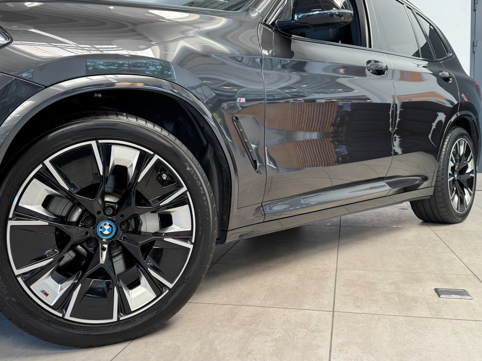 Grå BMW iX3 fra 2024