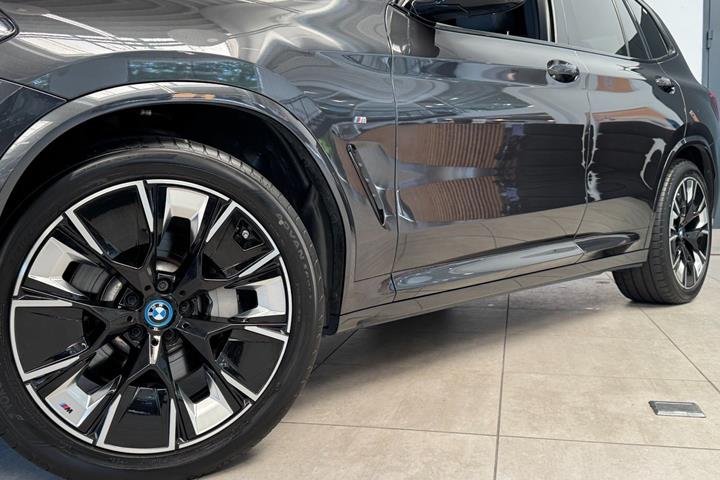 Grå BMW iX3 fra 2024
