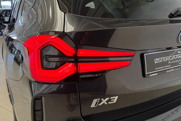 Grå BMW iX3 fra 2024