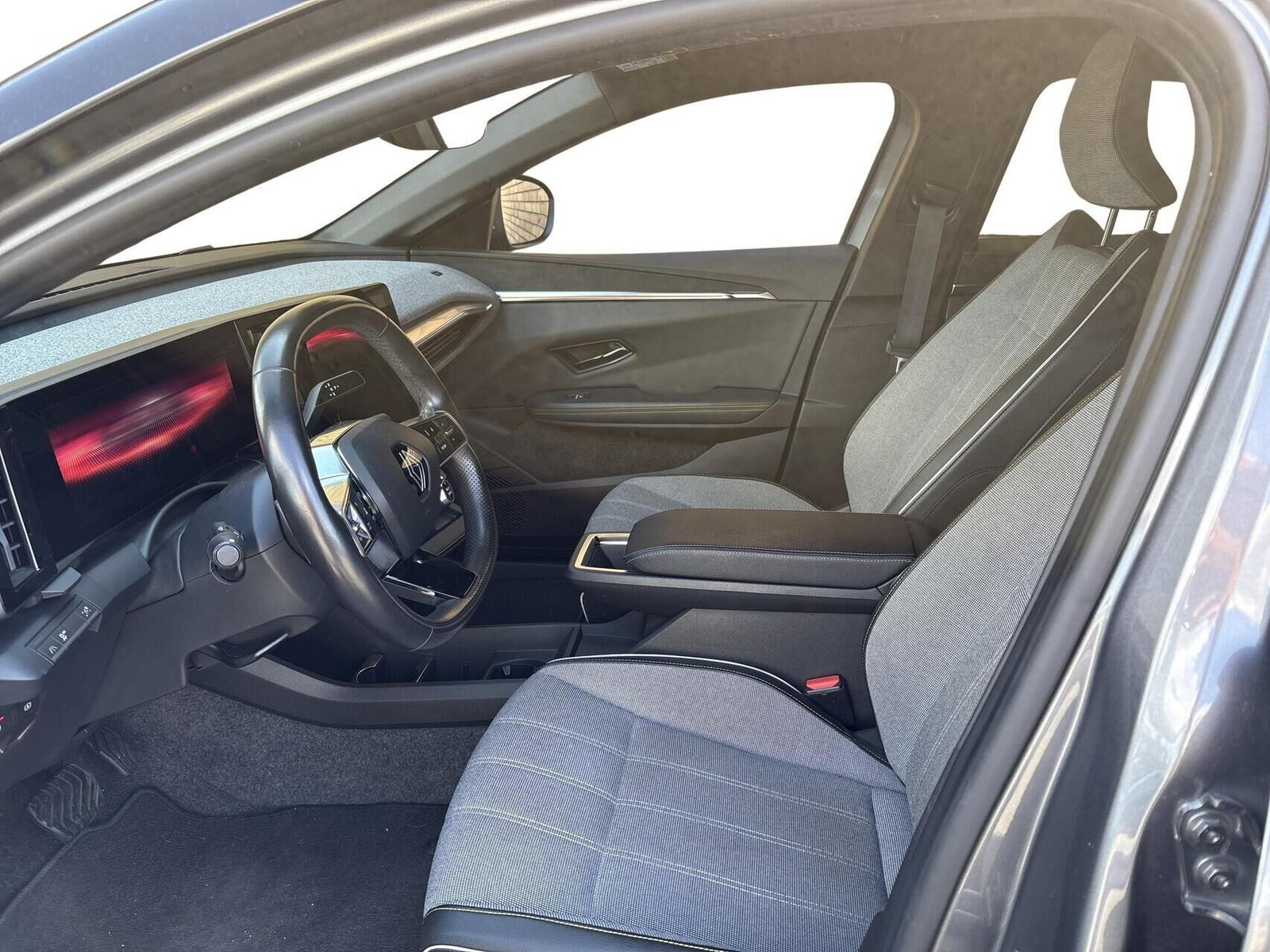 Grå Renault Megane E-Tech fra 2023