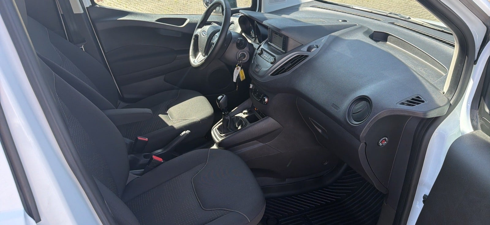 Hvid Ford Transit Courier fra 2023