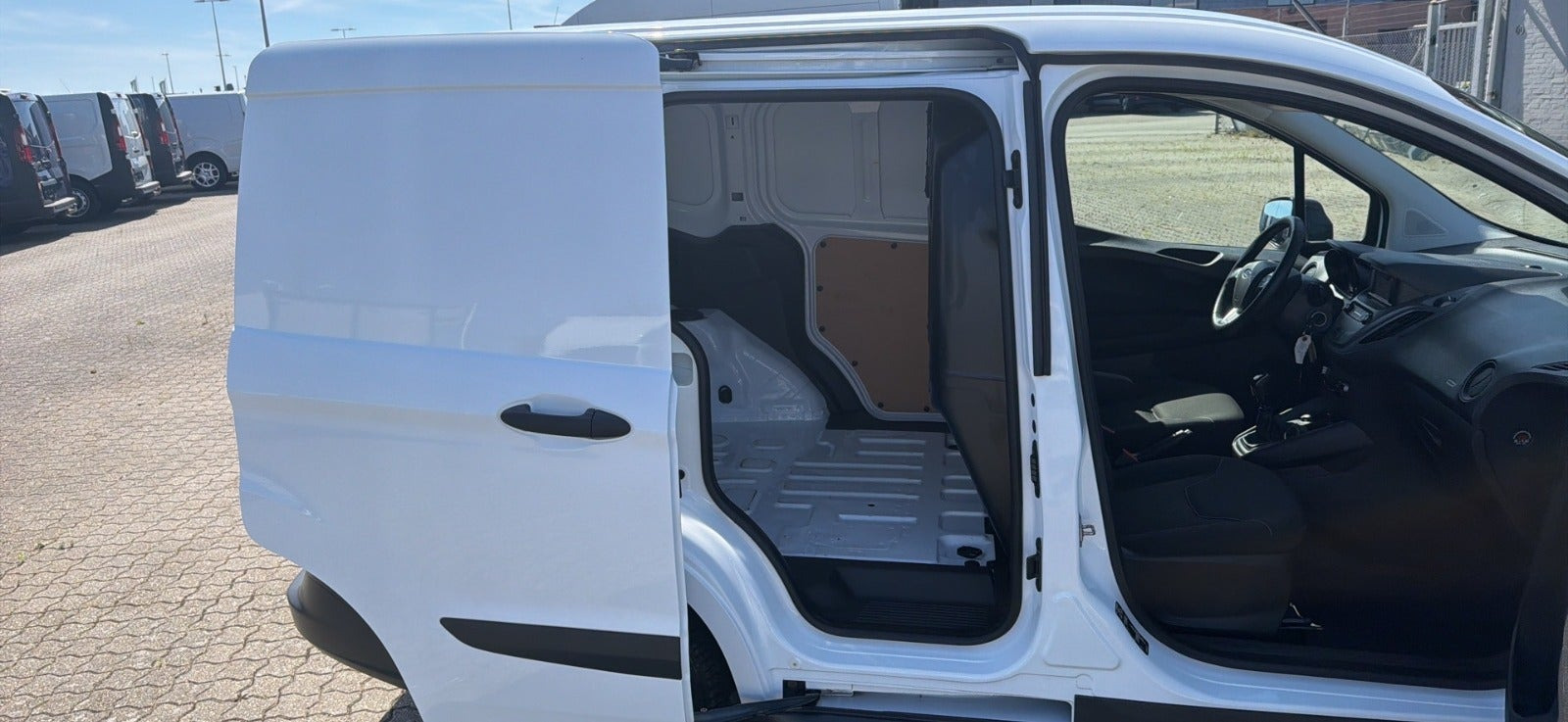 Hvid Ford Transit Courier fra 2023