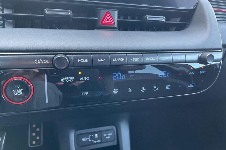 Grå Hyundai Ioniq 5 fra 2025