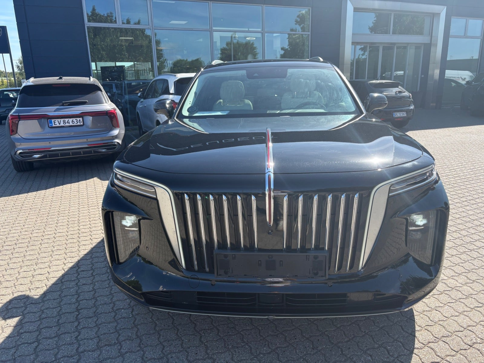 Rød Hongqi E-HS9 fra 2023