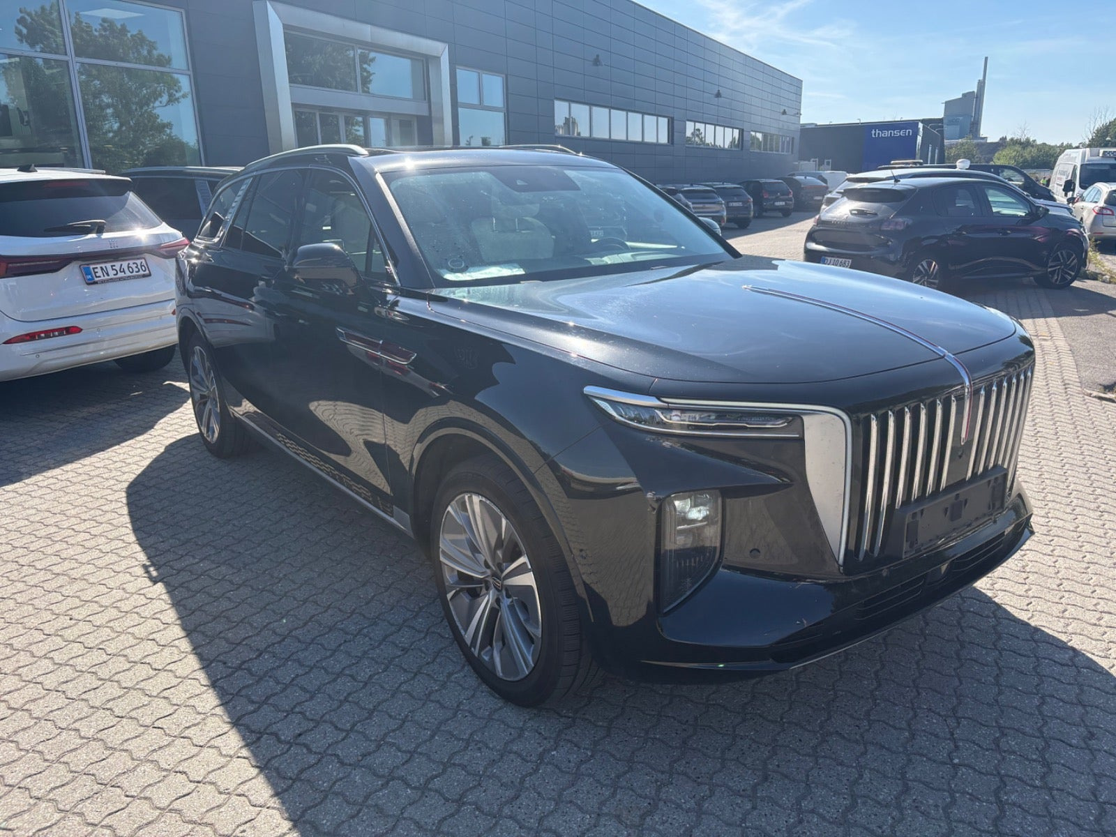 Rød Hongqi E-HS9 fra 2023