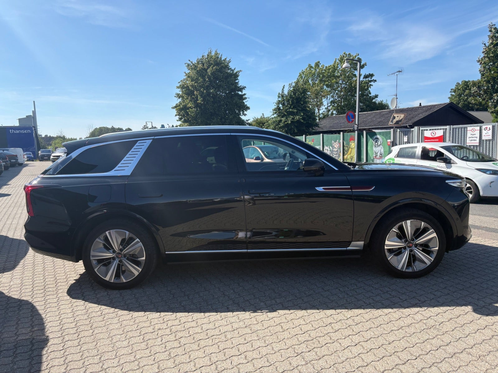 Rød Hongqi E-HS9 fra 2023