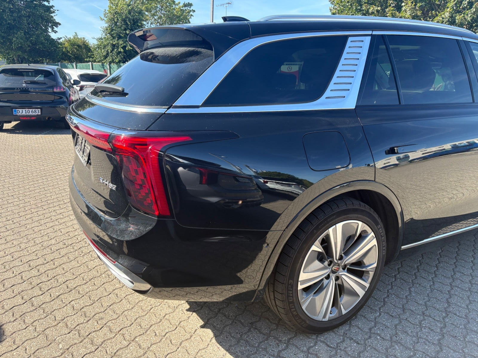 Rød Hongqi E-HS9 fra 2023