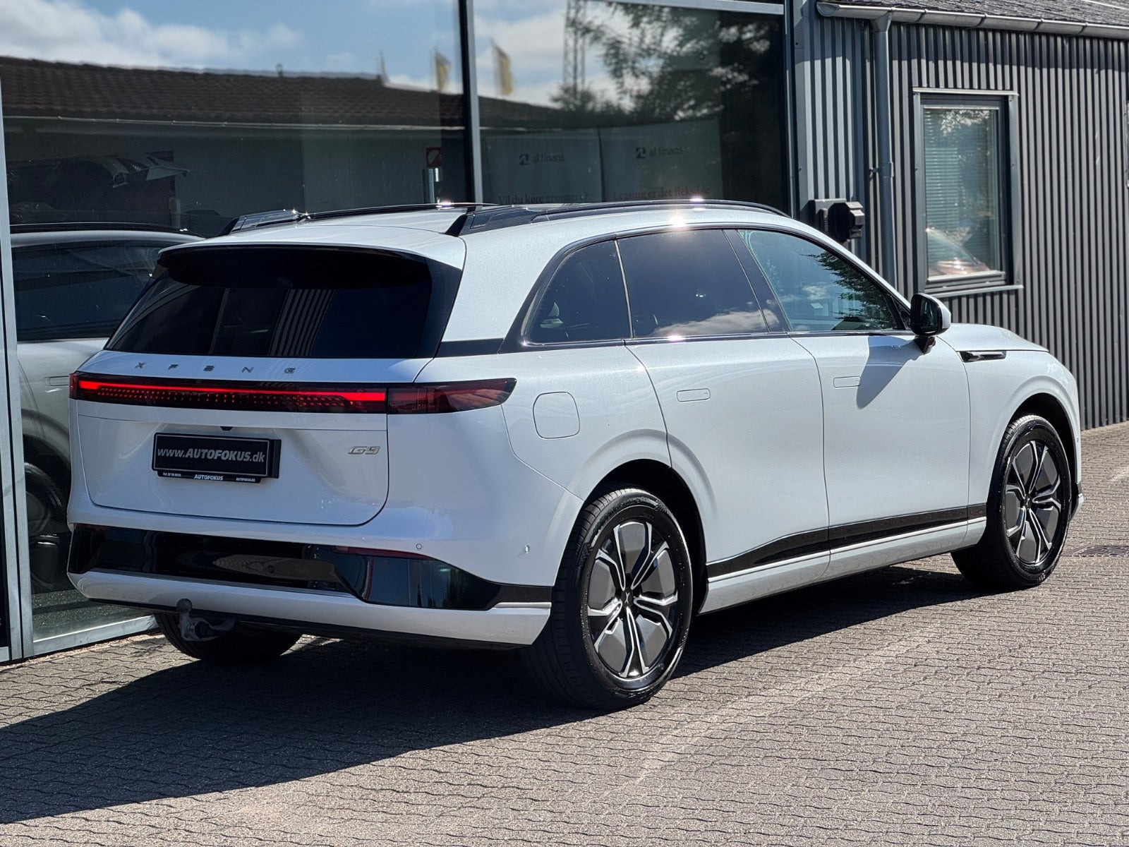 Hvid Xpeng G9 fra 2024