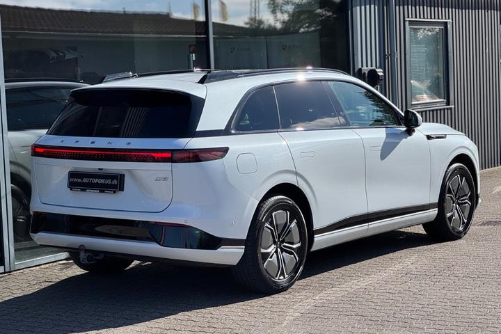 Hvid Xpeng G9 fra 2024