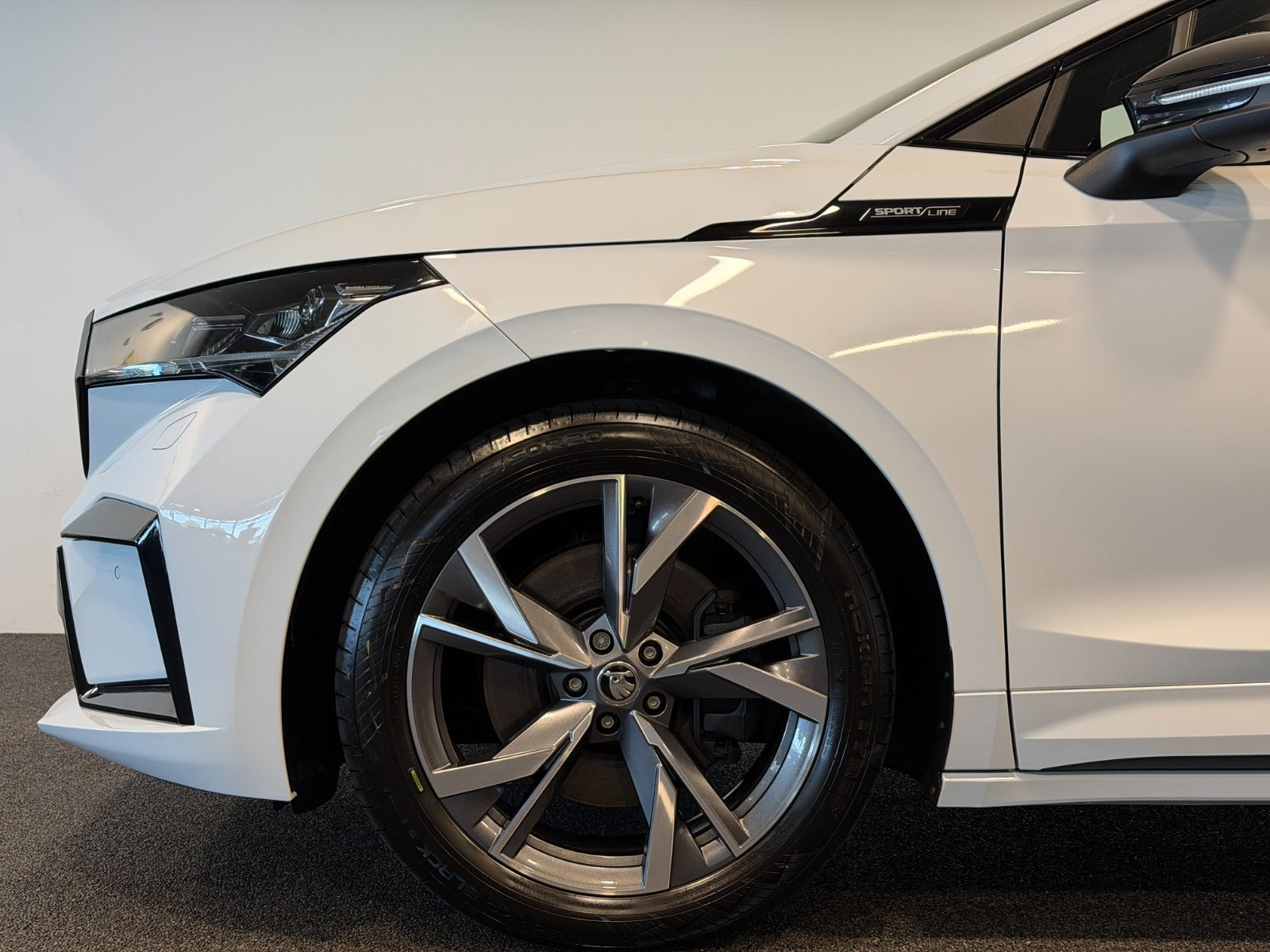 Hvid Skoda Enyaq fra 2023