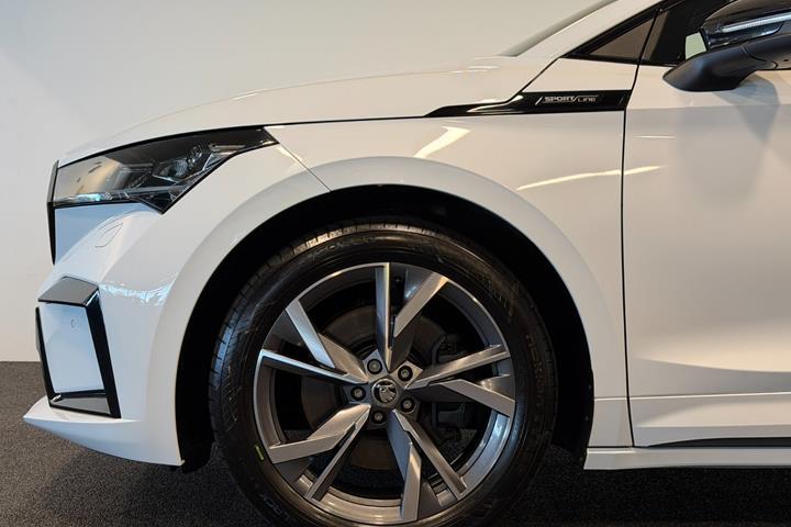 Hvid Skoda Enyaq fra 2023