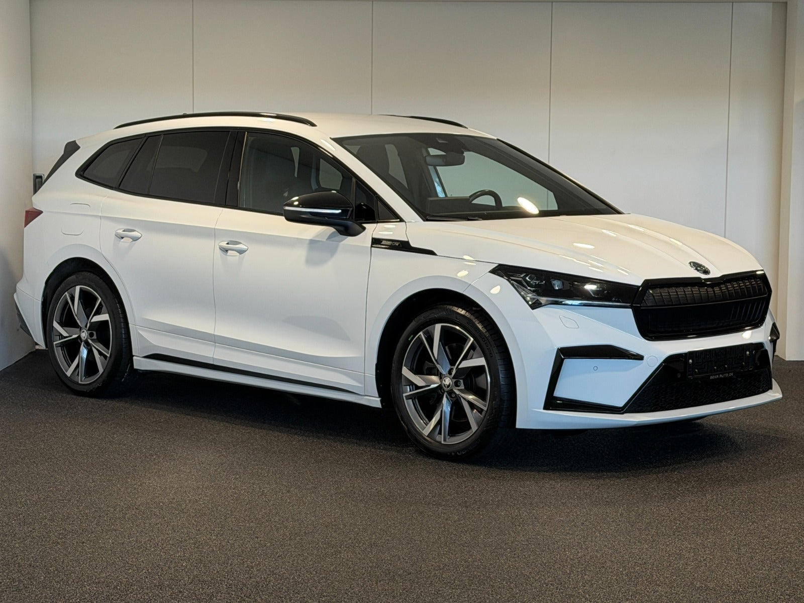 Hvid Skoda Enyaq fra 2023
