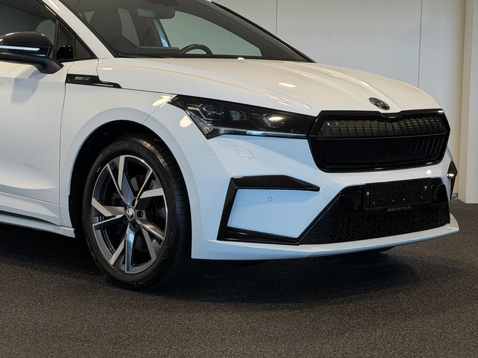 Hvid Skoda Enyaq fra 2023