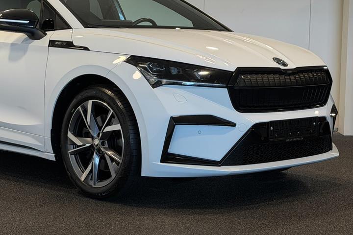Hvid Skoda Enyaq fra 2023