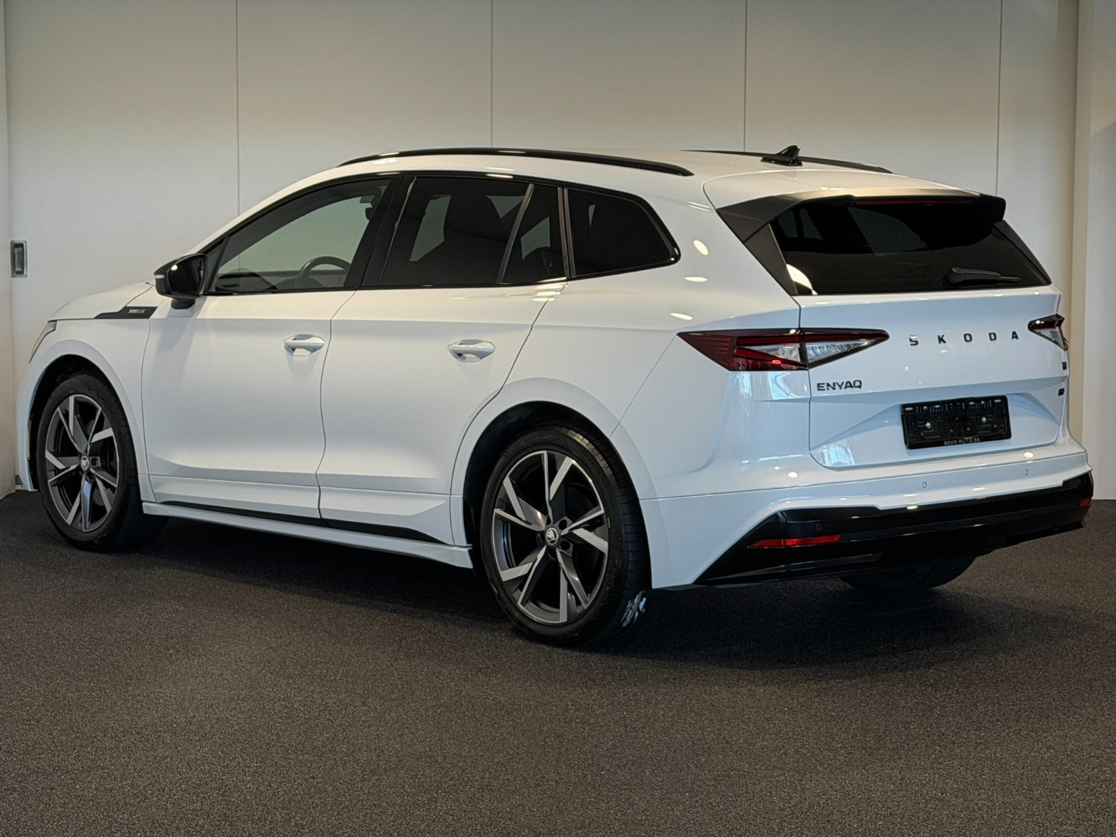 Hvid Skoda Enyaq fra 2023