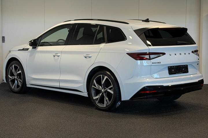 Hvid Skoda Enyaq fra 2023