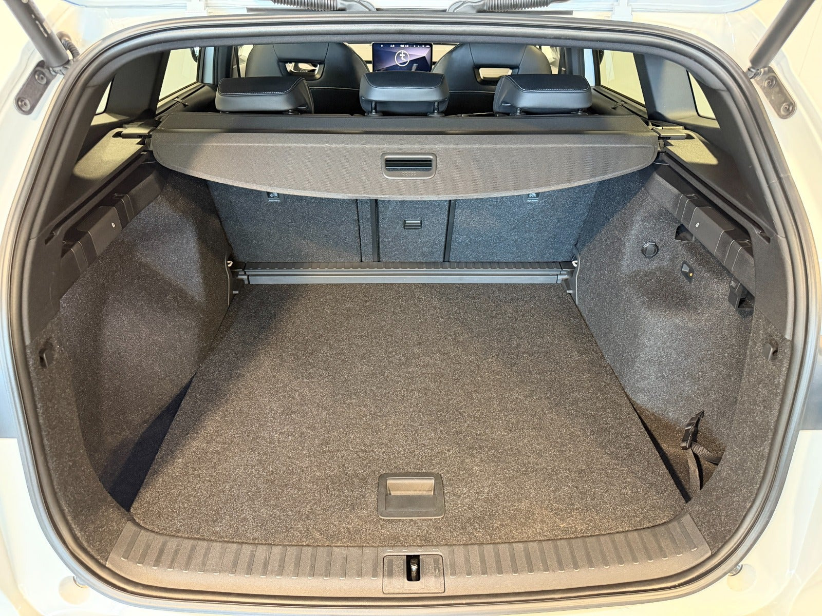 Hvid Skoda Enyaq fra 2023