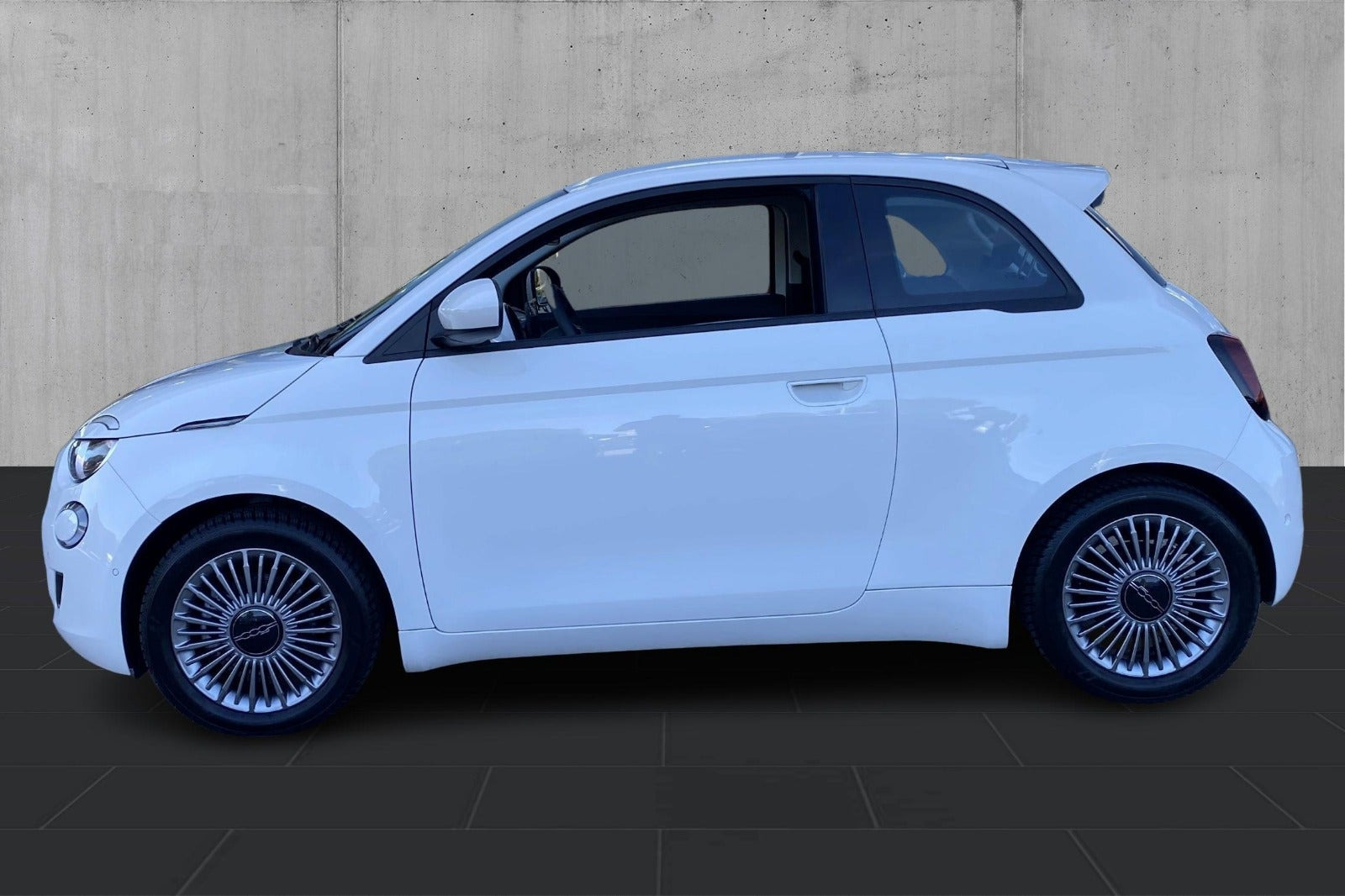 Hvid Fiat 500e fra 2023