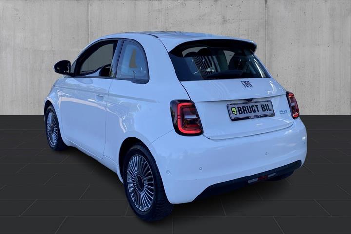 Hvid Fiat 500e fra 2023