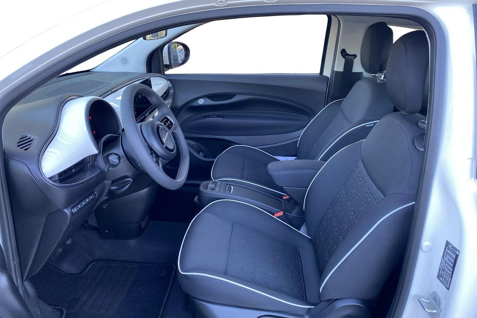 Hvid Fiat 500e fra 2023