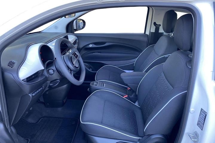 Hvid Fiat 500e fra 2023