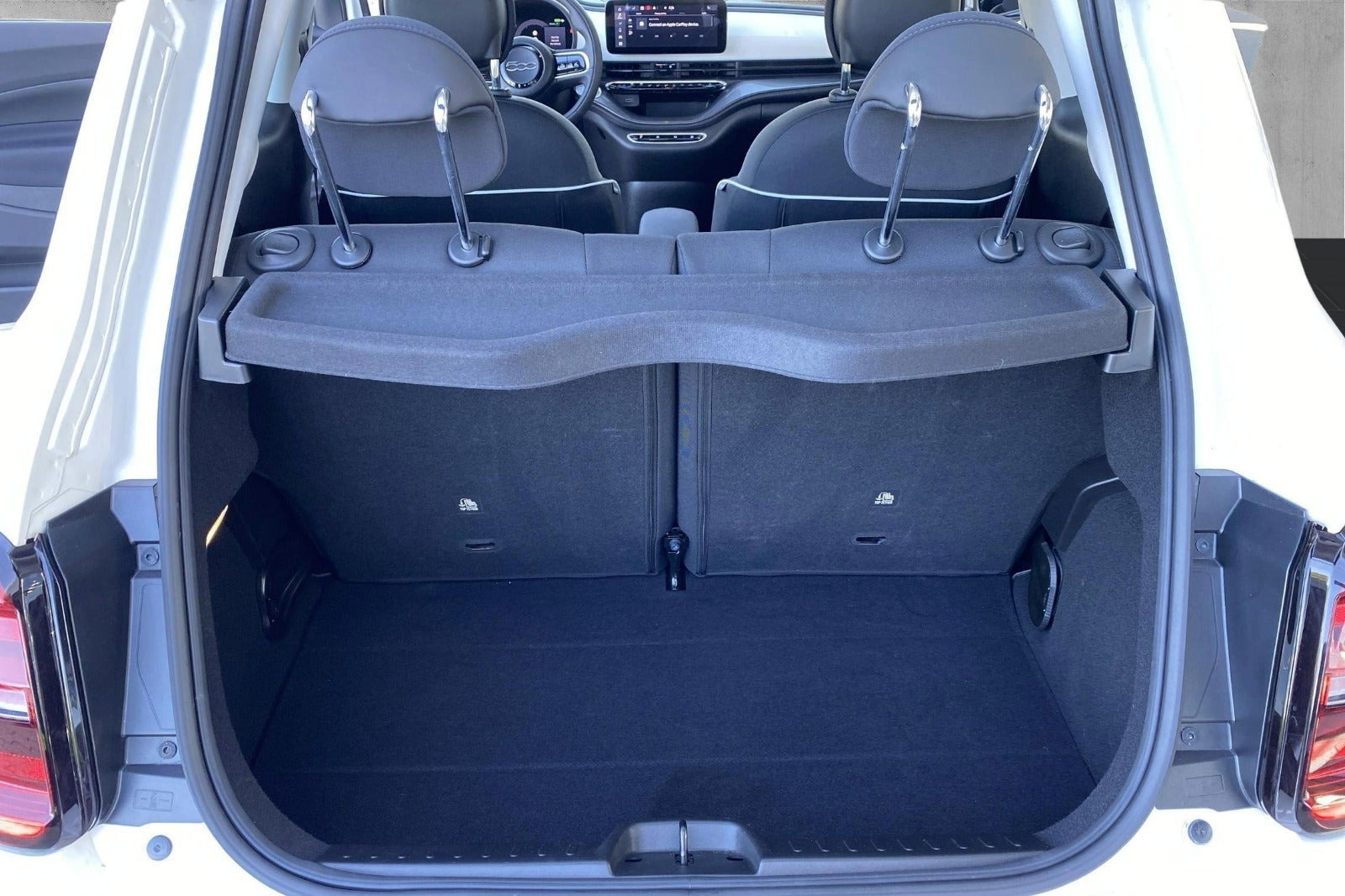 Hvid Fiat 500e fra 2023